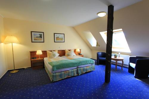 a hotel room with a bed and a window at Residenzia Hotel Grenadier in Munster