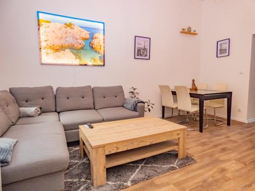 uma sala de estar com um sofá e uma mesa em #221 Moderne City Wohnung im Herzen von Neuss em Neuss