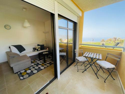 Cette chambre comprend un lit, une table et des chaises. dans l'établissement El Mirador de El Paso - Vistas y piscina, à El Paso