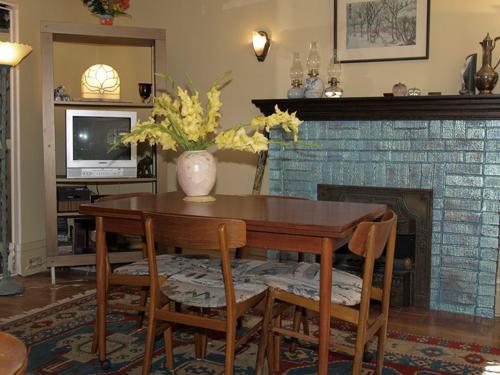 sala de estar con mesa y chimenea en Downtown Bed and Breakfast en Ottawa