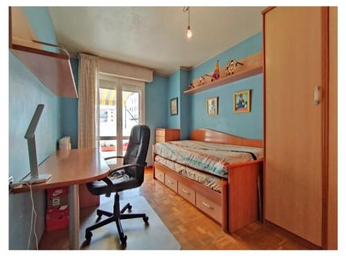 1 dormitorio con 1 cama y escritorio con ordenador en Apartamento La Rocha, con garaje cerca del centro, Pamplona en Pamplona