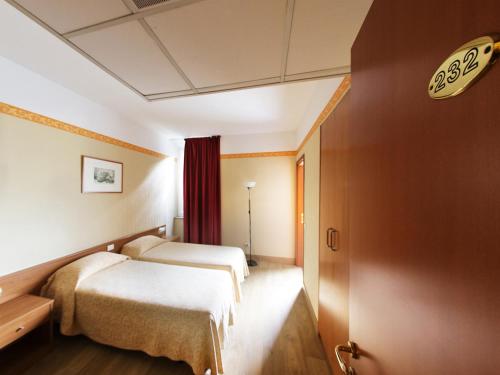 En eller flere senge i et værelse på Hotel Fortuna