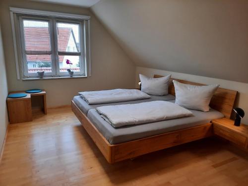 1 dormitorio con 2 camas y ventana en Ferienwohnung Hafftraum, en Liepgarten