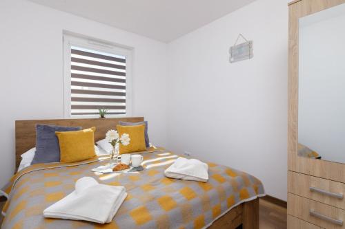 Un pat sau paturi într-o cameră la Coast Breeze Apartment by Renters