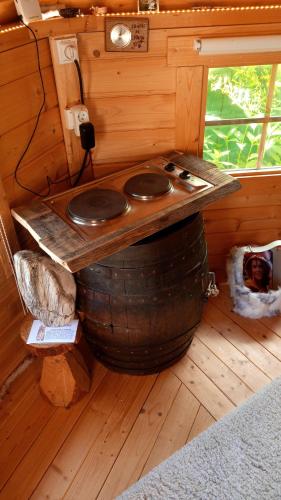 une salle de bain avec deux lavabos au sommet d'un tonneau dans l'établissement KOTA Finlandais bien être , les gîtes de l'étang, à La Chapelle