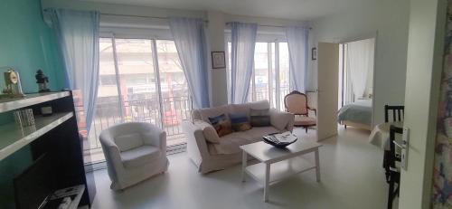 T2 full centre at 7 min from the beach