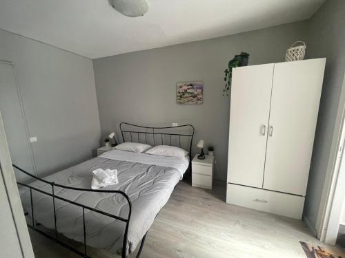um quarto com uma cama e um armário branco em Azienda Agricola "Valle dell'Alento" em Chieti
