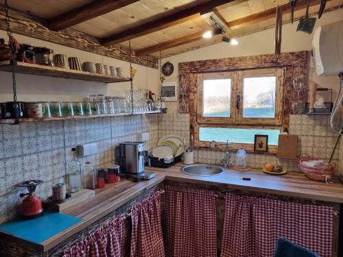uma cozinha com um balcão e um lavatório em Wolf & Sheep Nature & Adventure em Podgorica