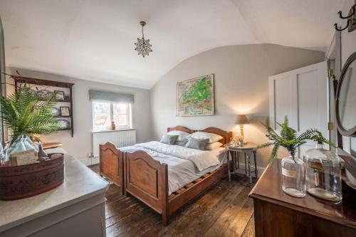 a bedroom with a bed and a desk with a table sidx sidx sidx at Sarah's - A townhouse apartment in Georgian Holt in Holt