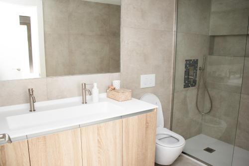 y baño con lavabo, aseo y ducha. en Luxurious apartment in Puerto Banus Marbella, en Marbella