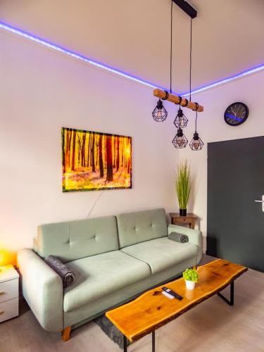 uma sala de estar com um sofá verde e uma mesa em #222 Modernes City Apartment im Herzen von Neuss em Neuss