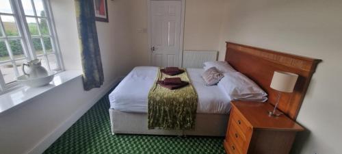 Een bed of bedden in een kamer bij The Stables at The George Of Wilby