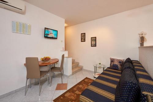 Studio apartment in Mastrinka with loggia, air conditioning, WiFi, washing machine 5159-1