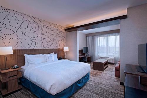 Fairfield Inn & Suites by Marriott Cheyenne Southwest/Downtown Area في شايان: غرفه فندقيه سرير وتلفزيون