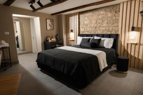 1 dormitorio con 1 cama negra grande en una habitación en Pendino Luxury Rooms, en Nápoles