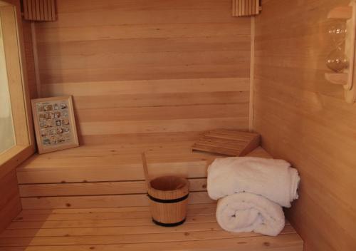 una sauna con un rollo de toallas y un cubo de basura en Days Inn & Suites by Wyndham La Plata en La Plata