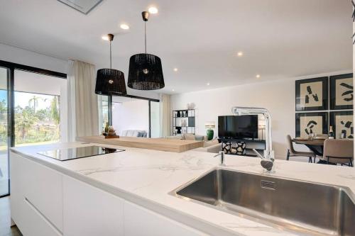 TV a/nebo společenská místnost v ubytování Ground Floor, 2 bedroom Apartment @ Estepona Hills