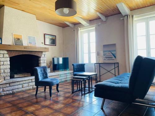 a living room with a couch and a fireplace at Maison traditionnelle de pêcheur in Île dʼAix