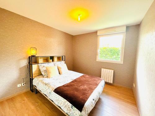 A bed or beds in a room at *Le Golden Blue* Magnifique T3 à 5min du centre avec parking gratuit