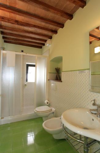 a bathroom with two toilets and a sink at Palazzo Mari in San Gimignano