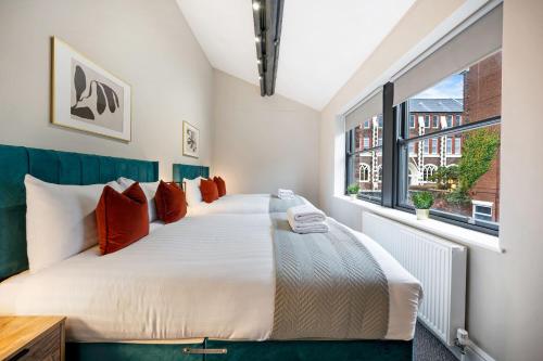 een slaapkamer met een groot bed en een raam bij Host & Stay - The Coachouse at Pilgrim St in Liverpool