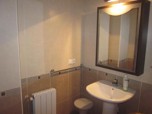 bagno con lavandino e specchio di Apartamento ideal a Guadix