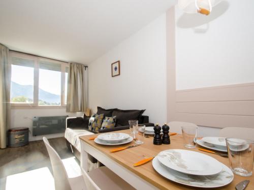 d'un salon avec une table et des plaques de cuisson. dans l'établissement Joli appartement à Chamonix avec balcon, WiFi et animaux acceptés - FR-1-343-157, à Chamonix-Mont-Blanc