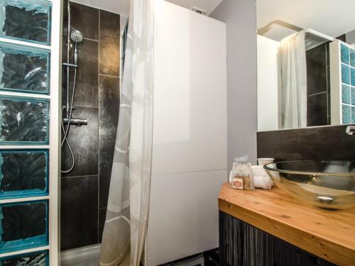 une salle de bain avec un lavabo et une douche dans l'établissement Bel appartement central à Chamonix avec balcon et WiFi - FR-1-343-165, à Chamonix-Mont-Blanc