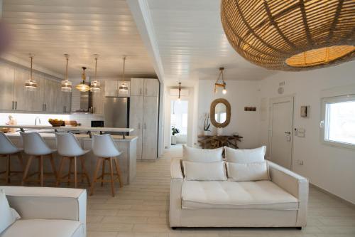 Ruang duduk di TIFFANYS VILLAS