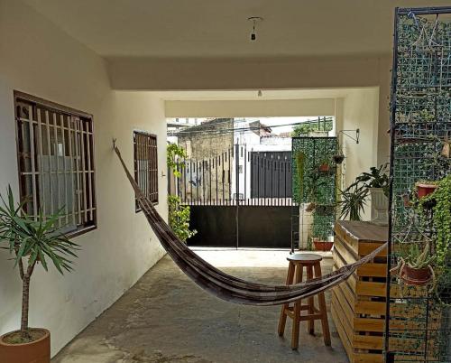 una hamaca en medio de una habitación en Acogedor independiente-Casa JH B, en Santa Cruz de la Sierra