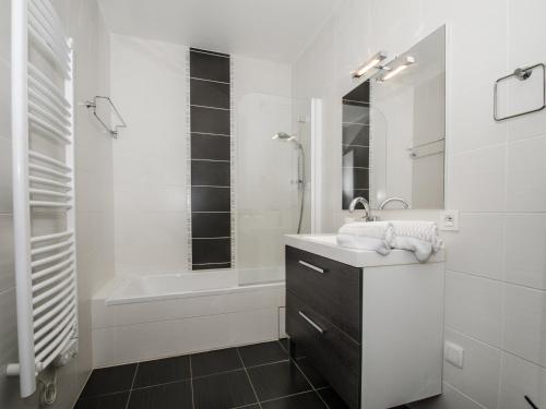 Kúpeľňa v ubytovaní Appartement central à Chamonix avec WiFi et animaux acceptés - FR-1-343-216