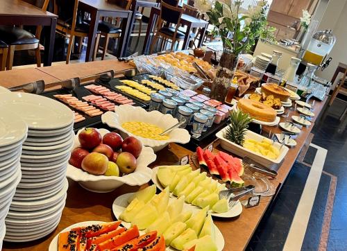 a buffet with many different types of food on a table at ibis Styles Presidente Prudente Portal D'Oeste in Presidente Prudente