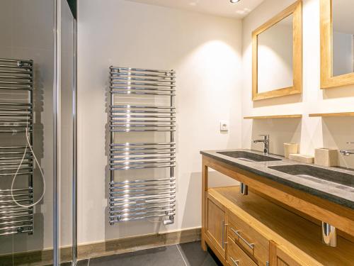une salle de bain avec un lavabo et une douche dans l'établissement Appartement haut standing, 5 pièces pour 8 pers., proche du centre, lumineux, Val-d'Isère - FR-1-694-4, à Val dʼIsère