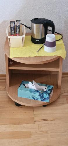 a wooden shelf with a pot on top of it at Einzimmerwohnung mit Parkplatz ohne Küche in Bischweier