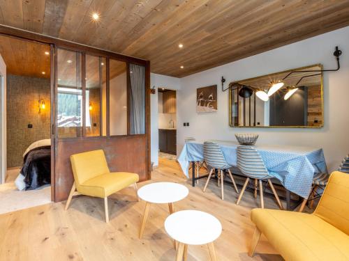 un salon avec une table et des chaises dans l'établissement Superbe 3 pièces au centre de Val-d'Isère, haut standing, Wi-Fi, 2 salles d'eau, proche commodités - FR-1-694-34, à Val dʼIsère