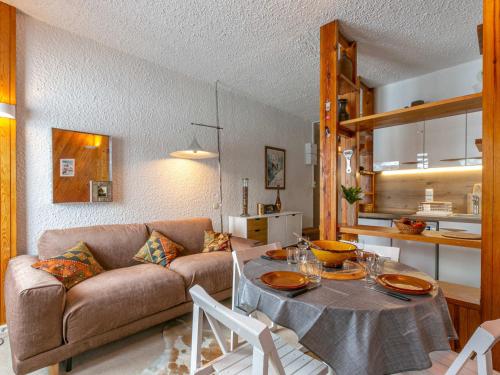 un salon avec un canapé et une table dans l'établissement Appartement spacieux avec WiFi au pied des pistes - La Daille - FR-1-694-54, à Val dʼIsère