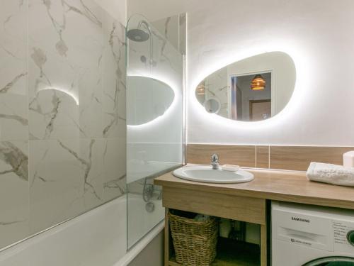 a bathroom with a sink and a mirror at Appartement Val-d'Isère, 2 pièces, 6 personnes - FR-1-694-54 in Val-d'Isère