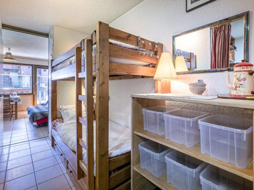 une chambre avec deux lits superposés dans l'établissement Studio cosy avec balcon, parking couvert, proche centre et navette gratuite – Val d'Isère - FR-1-694-59, à Val dʼIsère