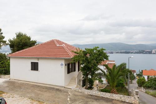 Apartment in Okrug Gornji with sea view, balcony, air conditioning, WiFi 5165-1