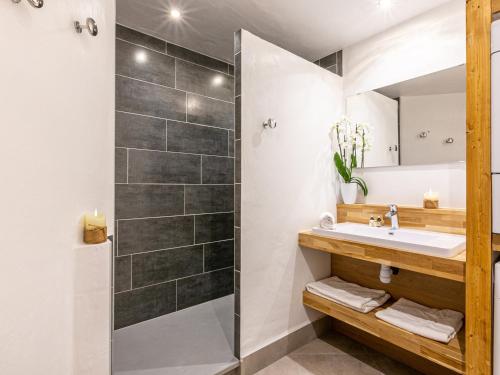 Appartement de style montagnard dans chalet rustique, au cœur du vieux village et aux pieds des pistes