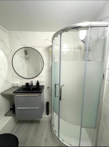 une salle de bain avec une douche, un lavabo et un miroir dans l'établissement Beau T2 tout équipé sur le port, centre ville, à La Ciotat