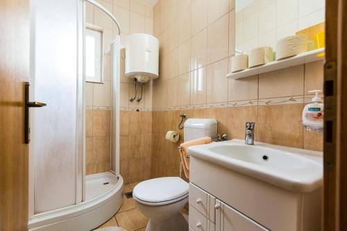 La petite salle de bains est pourvue de toilettes et d'un lavabo. dans l'établissement Apartment in Okrug Donji with sea view, balcony, air conditioning, WiFi 5166-2, à Okrug Donji
