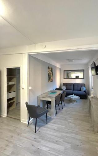 un salon avec une table, des chaises et un canapé dans l'établissement Beau T2 tout équipé sur le port, centre ville, à La Ciotat