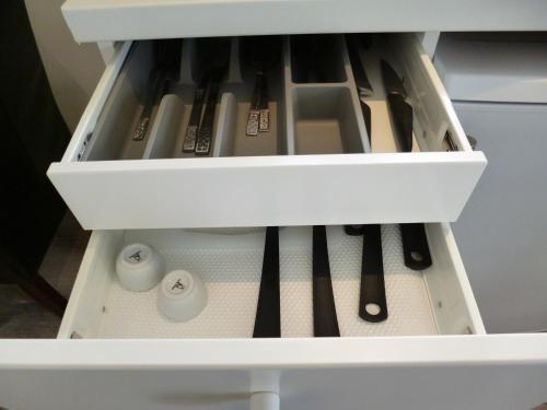 a drawer filled with knives and other kitchen utensils at EngholmBB in Odense