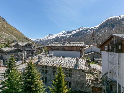 Appartement élégant avec cheminée et balcon, aux pieds des pistes et au cœur de Val-d'Isère