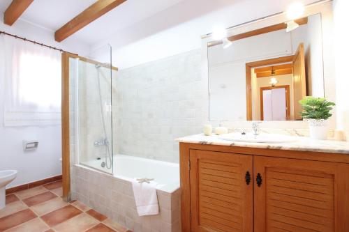 W łazience znajduje się wanna, umywalka i prysznic. w obiekcie Encant w mieście Pollença