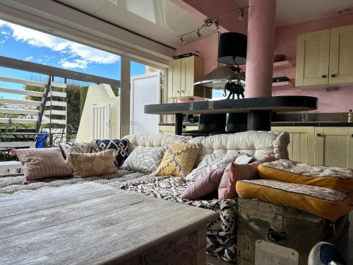 een woonkamer met een bank en een tafel bij Villa Luxe Port Nature 1 Jasmine in Cap d'Agde