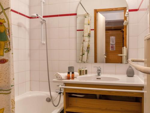 a bathroom with a sink and a tub and a mirror at Appartement Val-d'Isère, 3 pièces, 4 personnes - FR-1-694-140 in Val-d'Isère