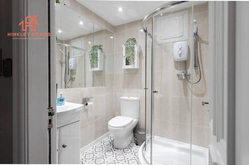 y baño con aseo, ducha y lavamanos. en Open & Spacious Ground Floor Apartment - Sleeps 6, en Liverpool