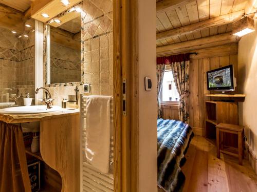 Appartement de Charme avec Cheminée et Grande Mezzanine à Val-d'Isère